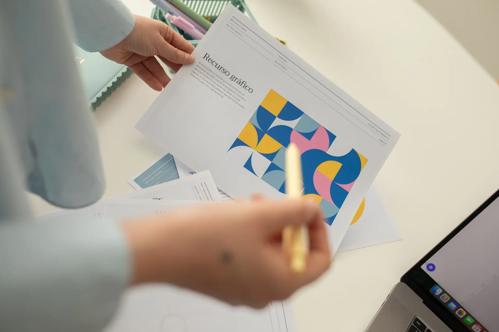 Identidad visual para emprendedores con logo, colores y tipografías de marca.