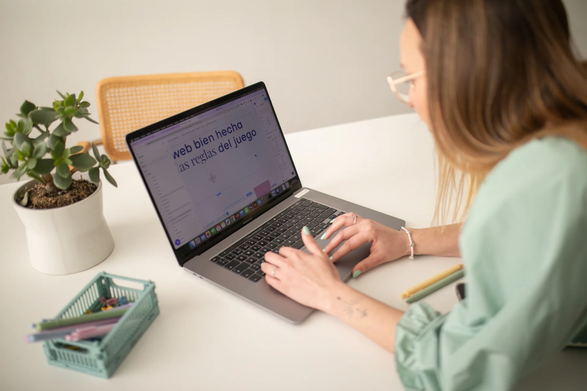 Emprendedora revisando por qué necesita una página web para su negocio.