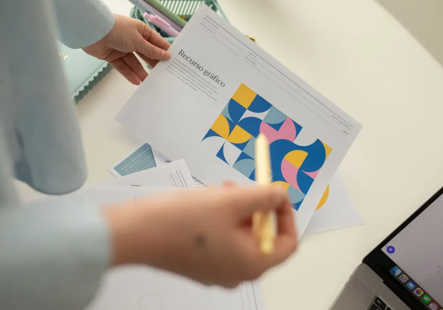 Identidad visual para emprendedores con logo, colores y tipografías de marca.