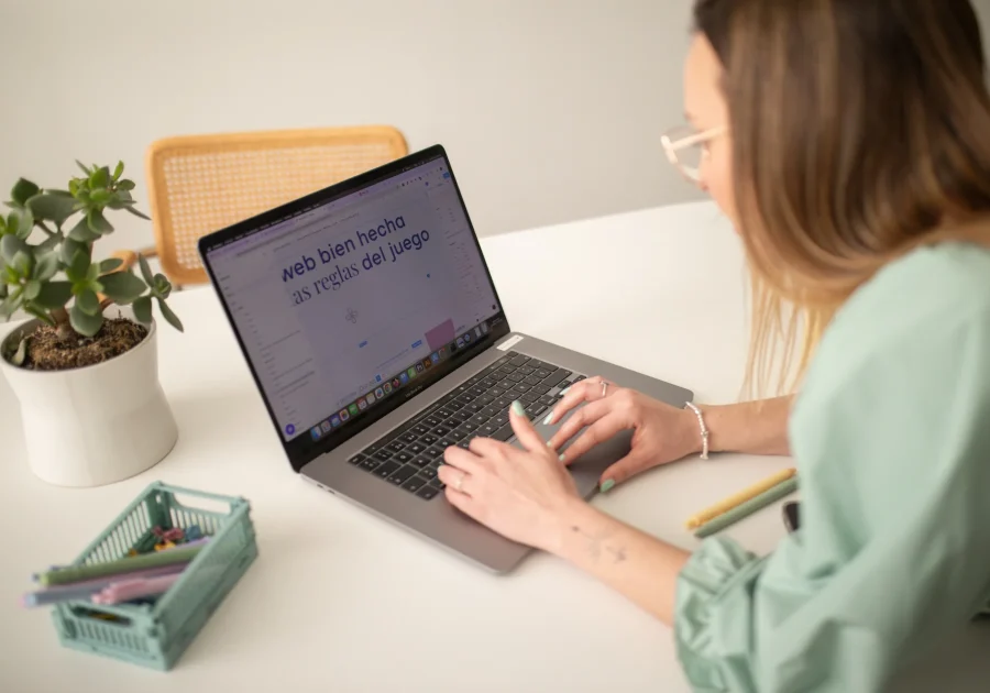 Emprendedora revisando por qué necesita una página web para su negocio.